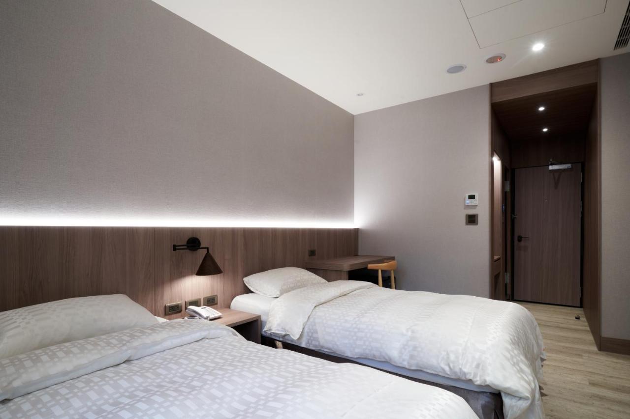 Yung An Business Hotel Dounan Bagian luar foto